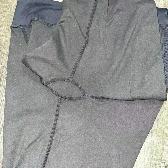 Lululemon Capri size 8 (used good) - Picture 5 of 9